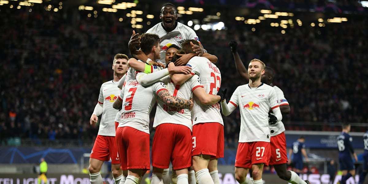 爱游戏在线登录-上海申花训练开放日，关键时刻豪取连胜引欢呼，德国杯在即，阵容厚度经受考验(上海申花今天新闻)